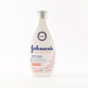 صابون سائل للاستحمام برائحة زهر اللوز وخصائص مضادة للبكتيريا من جونسون - حجم 250 مل